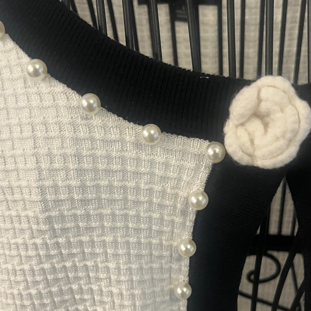 Chic Black and White Cardigan - Picture 7 of 7